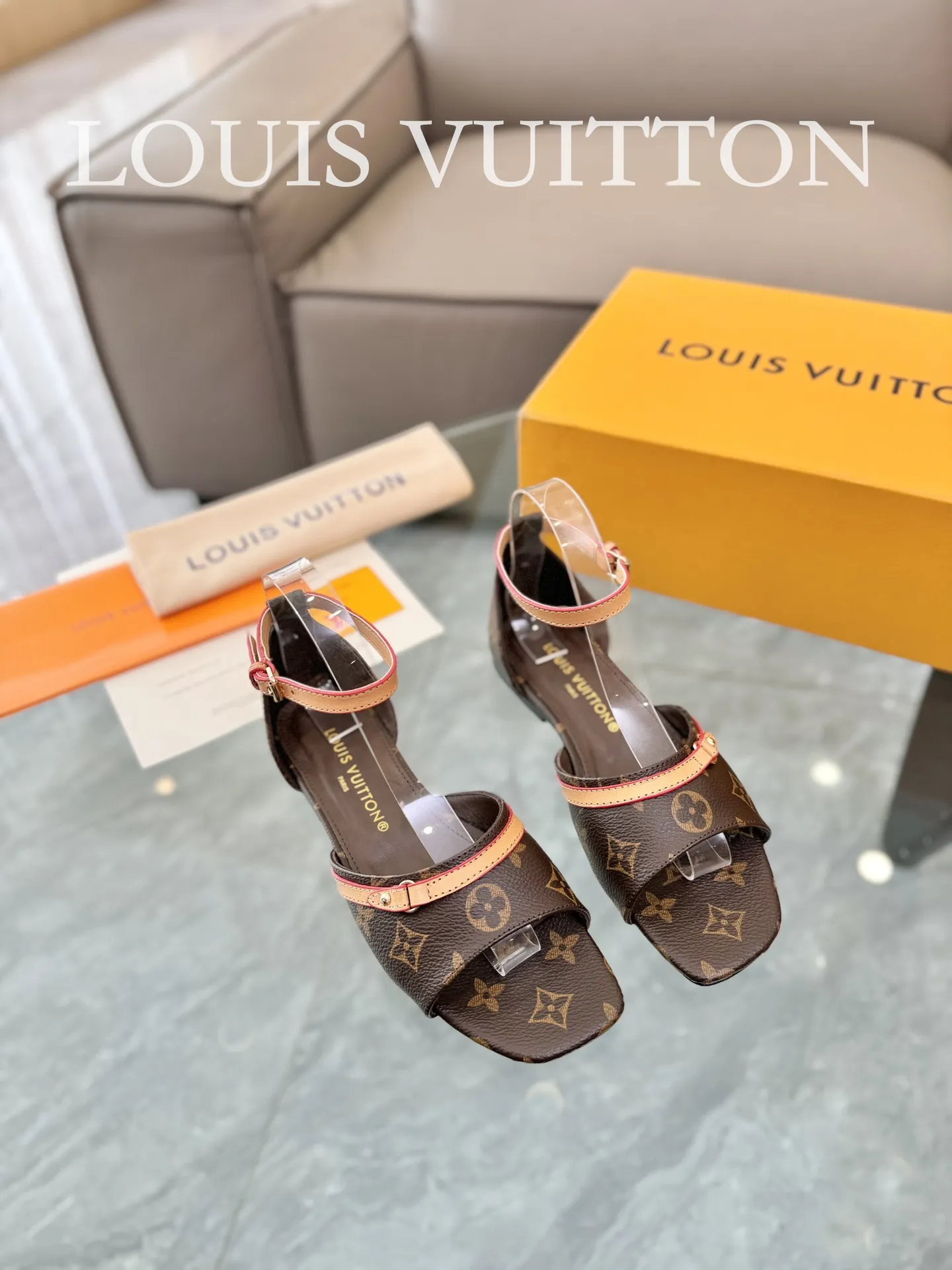 👟👟Ex-factory price 620👟👟 👟👟The top version of LV Lujia 24/denim jeans are so beautiful. I rarely make Lv family items, but I really can’t refuse this pair of kittens! I purchased the original version and developed it with care. The heels are custom molded. The brown leather with presbyopic denim is so brilliant! The perfect kitten heel, which is just right, is high-end, classic, sexy and comfortable. It is a must-have item that can give you full marks as a summer shoe! Sandals 5cm and 9cm/hollow sandals/ballet shoes 🔜3 items ✅Upper: Denim denim ✅Inner: original customized cowhide ✅Outsole: Italian genuine leather outsole ✅Number of yards: 35-41 (40.41 customization is not returnable) ✅Packaging: full set of exquisite packaging